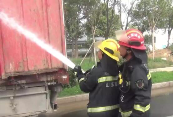 消防喷水20分钟解救3000只中暑鸭 全方位为车内活鸭降温