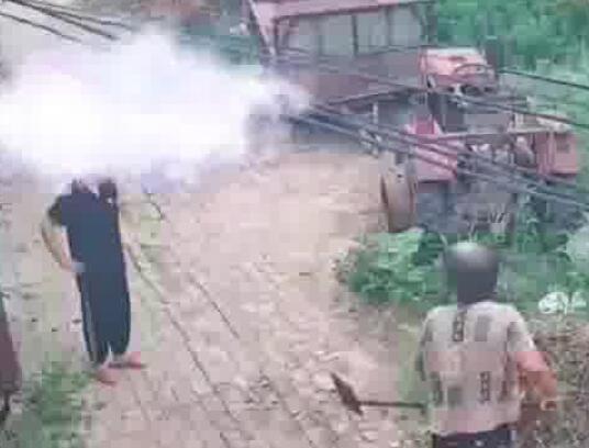 老人挥铁锹砸人后往对方身上铲土 女子当场倒地无法起身