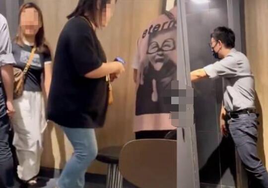5女子以女厕难等为由进餐厅男厕 被经理“请走”