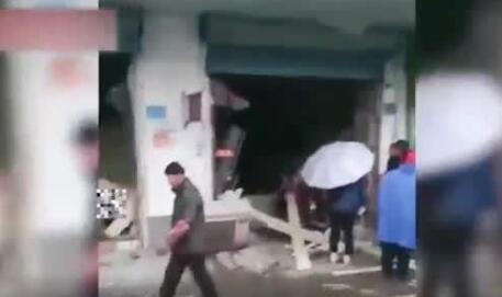 餐饮店爆炸瞬间:门口数人被气浪掀飞 现场画面实在是太吓人了