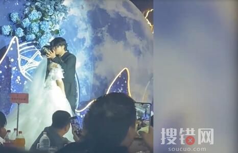 婚礼上新郎啄木鸟式亲新娘 究竟是什么样的？