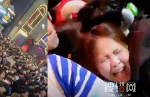 探访韩国踩踏事发地“狭窄”小道 惨不忍睹真相实在令人痛心