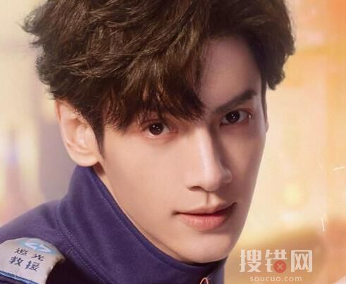 《追光者》是根据小说改编的吗？