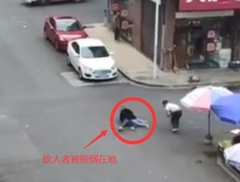 男子拿菜刀疯狂追砍一男一女被抓获 原因竟是这样实在是太意外了