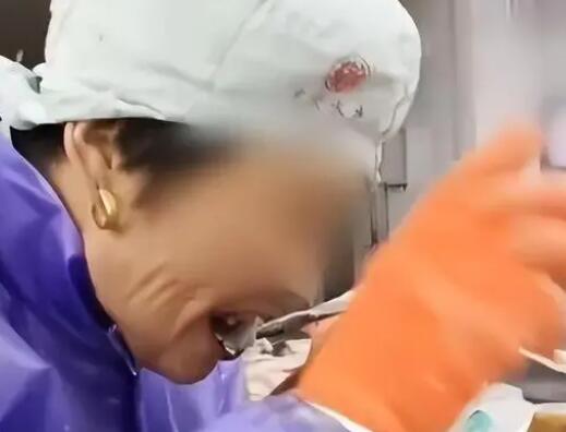 水产加工厂员工用牙给生鱼剥皮 到底是什么情况?
