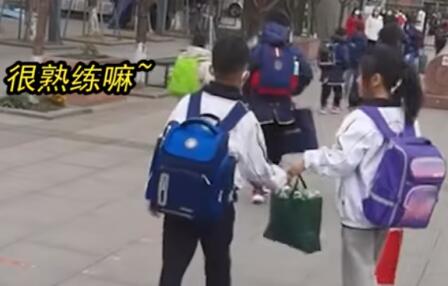 男孩进校门顺手帮女生提包 画面曝光简直是太意外