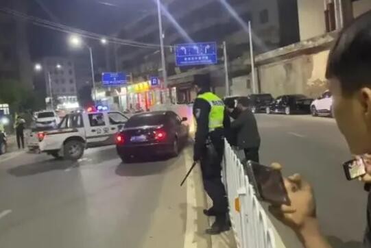 广东两男子冲卡撞警车 逃逸后被抓 原因揭秘简直太意外了