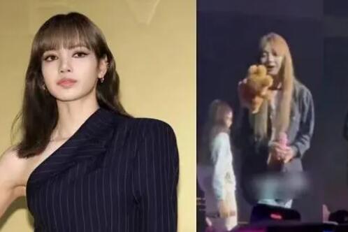 女团演唱会被扔上台的玩偶有摄像头 Lisa罕见动怒臭脸