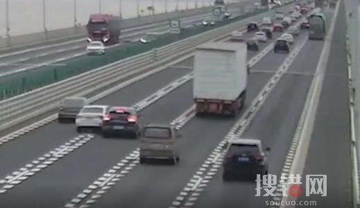 司机欲从两车中间超车致多车事故 究竟是怎么回事？