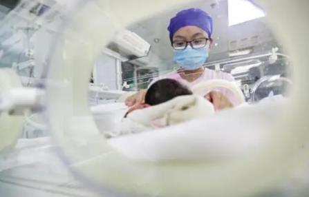 三孩家庭频繁被问“家里有矿?” 为什么这么问?