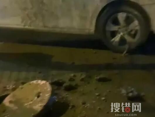 男童放鞭炮炸飞三个井盖连砸两车 到底是怎么炸飞的？