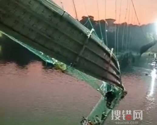 印度吊桥坍塌已致141人遇难 究竟是怎么回事？