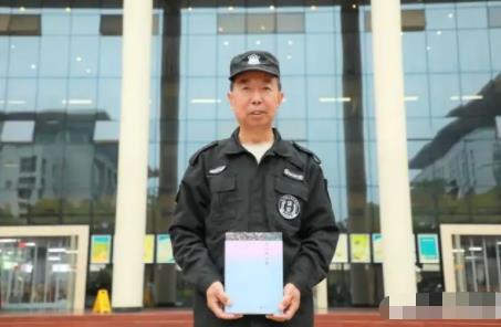 56岁保安写出40余万字长篇小说 每天写2000字
