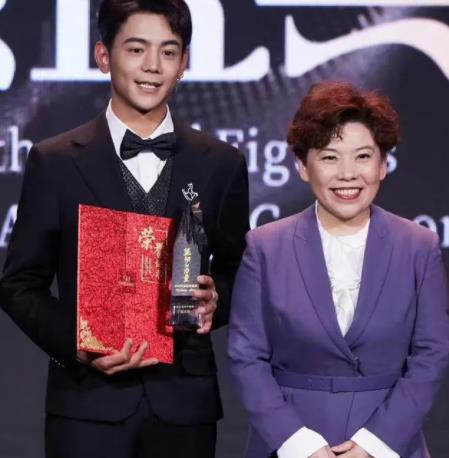 丁真和邓亚萍一起走红毯 照片曝光直接让人大呼意外