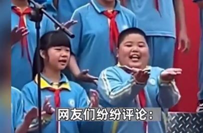男孩六一表演化身行走表情包 男孩全情投入充满自信阳光