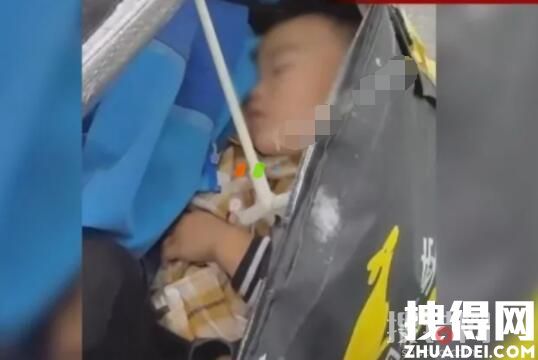 孩子赤脚在爸爸外卖箱里熟睡 到底是什么情况？
