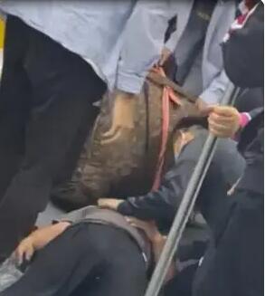 济南一男子地铁上晕倒 自述没钱吃饭 到底是什么情况？