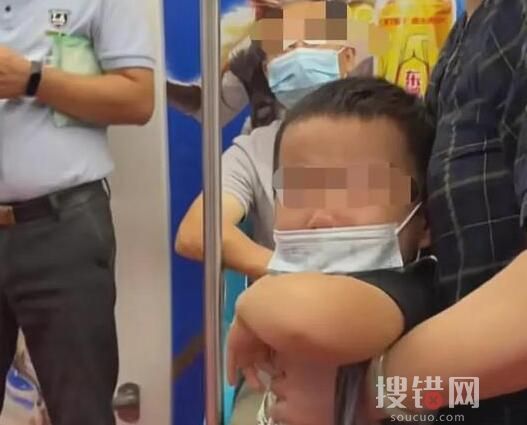 男童地铁抢座 坐女乘客大腿上撒泼 到底是什么情况？