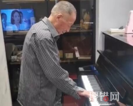 老人酒后弹钢琴 儿子:他种一辈子地 到底是什么情况？