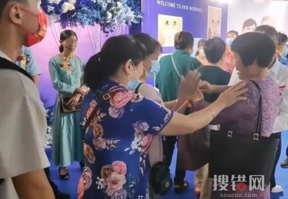 广东一婚宴不收礼金只撕红包一角 是当地风俗由来已久