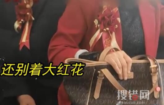送女儿出嫁后父母挤公交回家 为什么引争议？