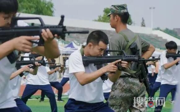 小伙985高校毕业4年后读专科 为什么引热议？