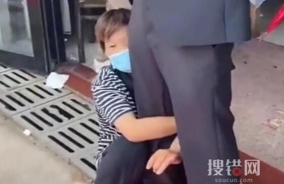 新郎遭陌生大妈抱大腿要红包 不雅的一幕出现了