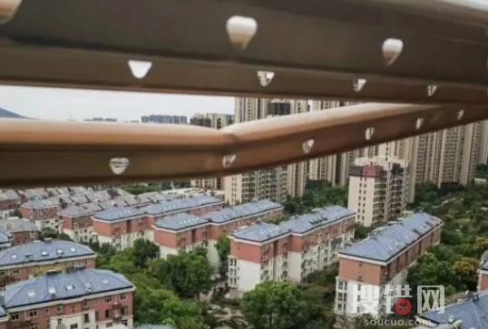 男童18楼坠下 邻居一把拽回 为什么坠楼？