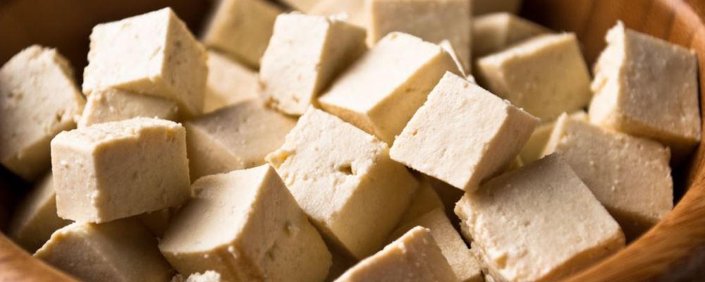 吃西红柿治病的10大功效 吃西红柿的好处 西红柿的治病功效 吃西红柿有哪些好处