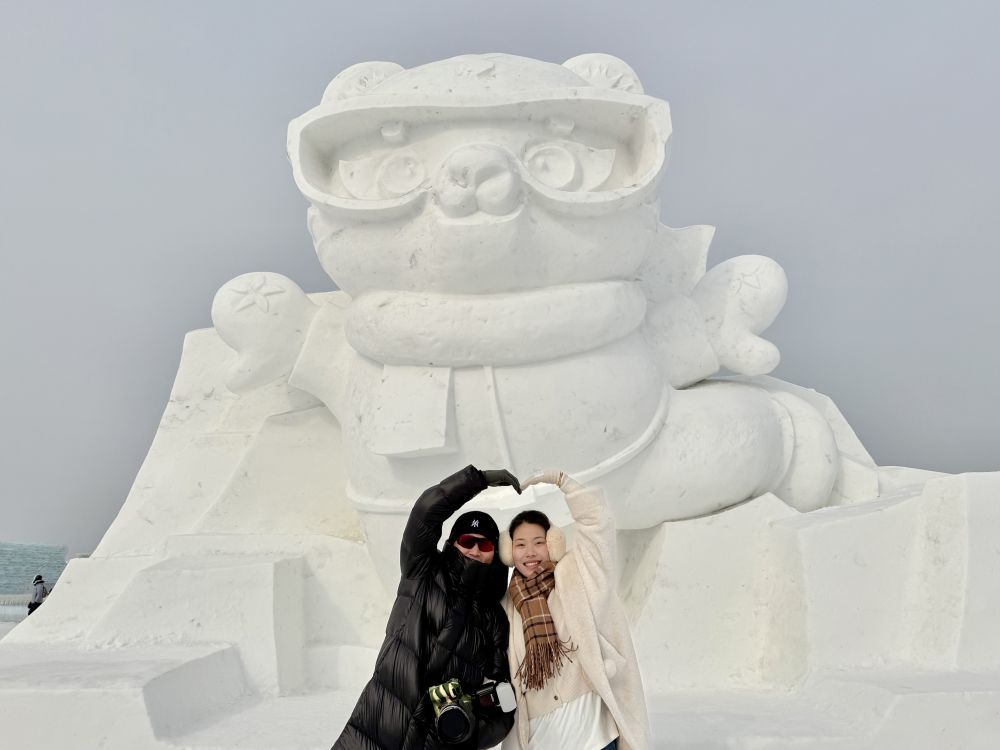游客在哈尔滨冰雪大世界里游玩拍照。新华社记者 杨思琪 摄