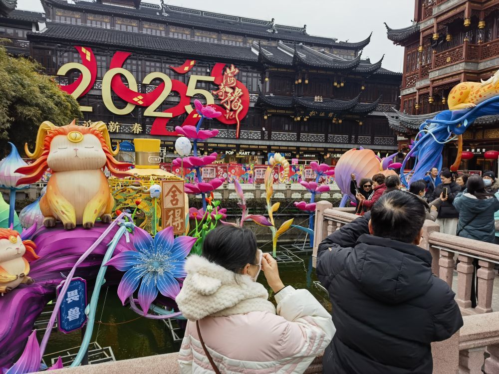 2月12日元宵节，上海豫园商城九曲桥上人头攒动。新华社记者 陈爱平 摄