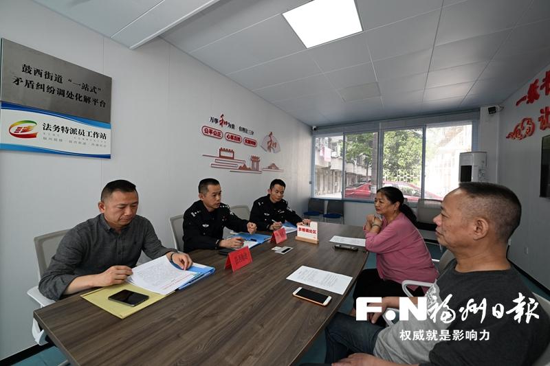 街所联动 共绘鼓西红色“枫”景