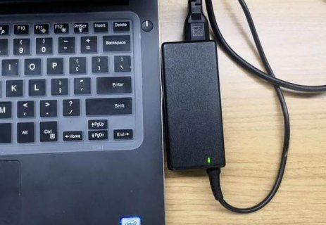  笔记本边充电边用「笔记本边充电边用对电池有影响吗」-图2