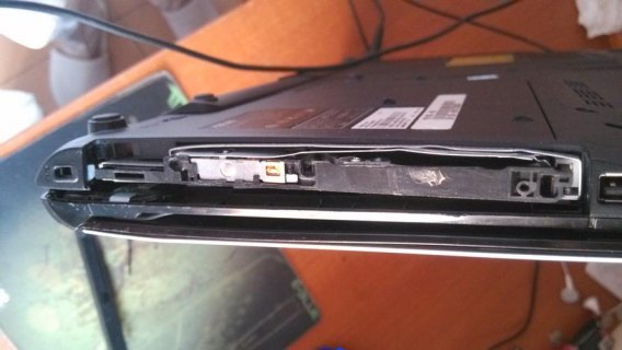 笔记本后盖摔开了一点-笔记本摔盖-图1
