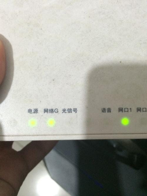 猫路由器的哪个指示灯表明WiFi正在工作？