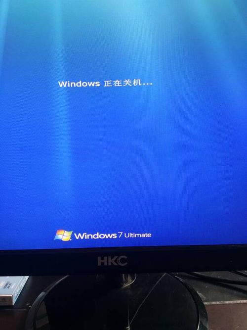 Windows操作系统中，关机选项通常涉及哪三个按键？