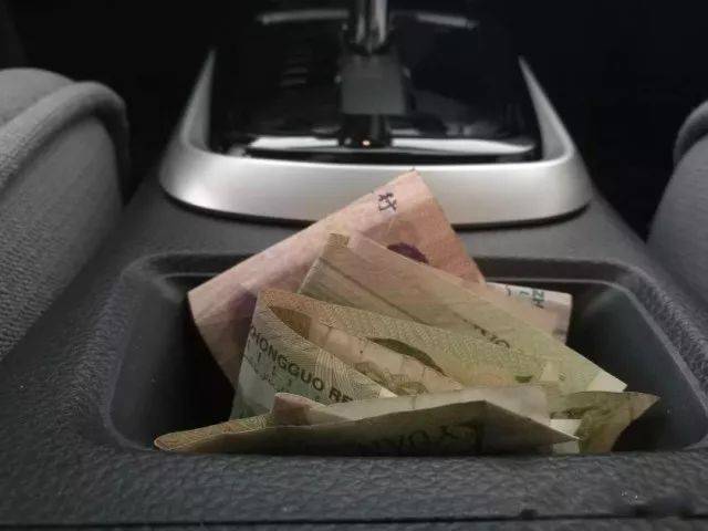 车内零钱为何无法移动？揭秘背后的物理原理