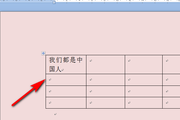 表格中的字体为何仅显示一半？