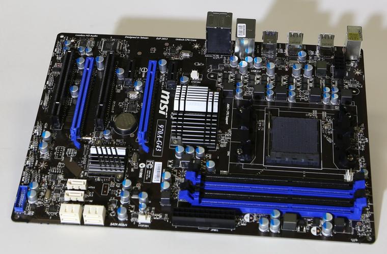 选择什么主板最适合配合AMD FX8320处理器观看视频？