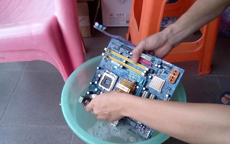 清洗服务器时应该选择哪种类型的水？