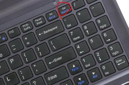 戴尔Windows 10系统死机时，应如何通过按键重启？