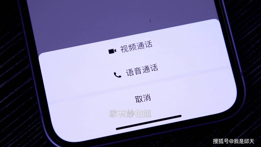 苹果设备上微信语音消息发送时出现卡顿的原因是什么？