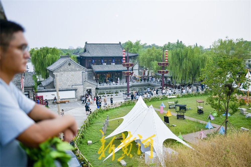 济南老城区里的草地音乐节开唱