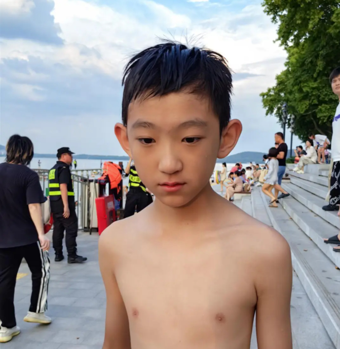 武汉东湖凌波门少年发现水里不对劲救下一条命 小孩哥又立功了！
