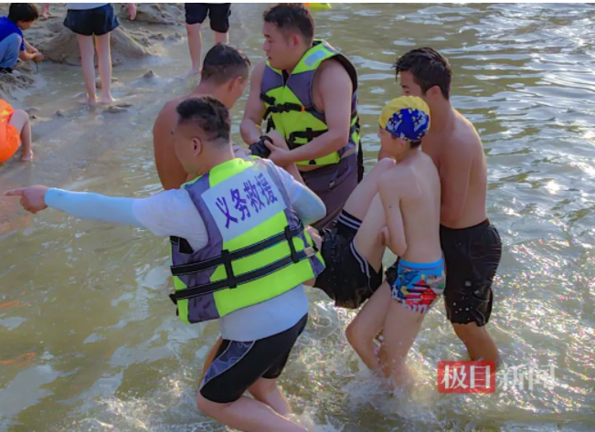 武汉东湖凌波门少年发现水里不对劲救下一条命 小孩哥又立功了！
