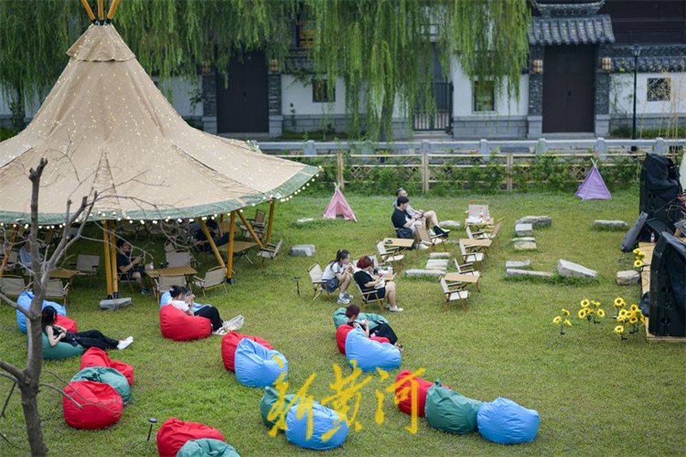 济南老城区里的草地音乐节开唱