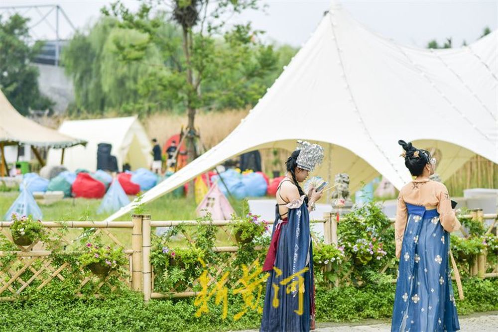 济南老城区里的草地音乐节开唱