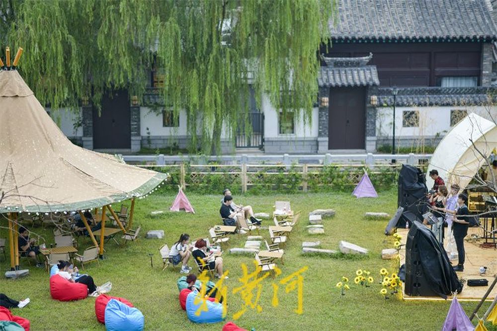 济南老城区里的草地音乐节开唱