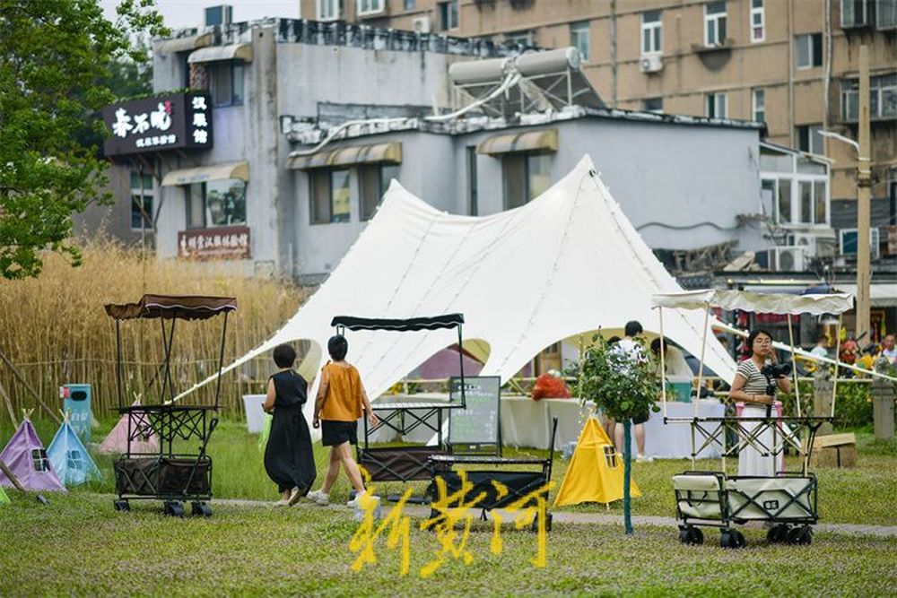 济南老城区里的草地音乐节开唱