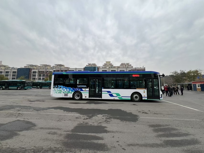 搭载自动驾驶系统，济南首辆智能网联公交车载客示范运行